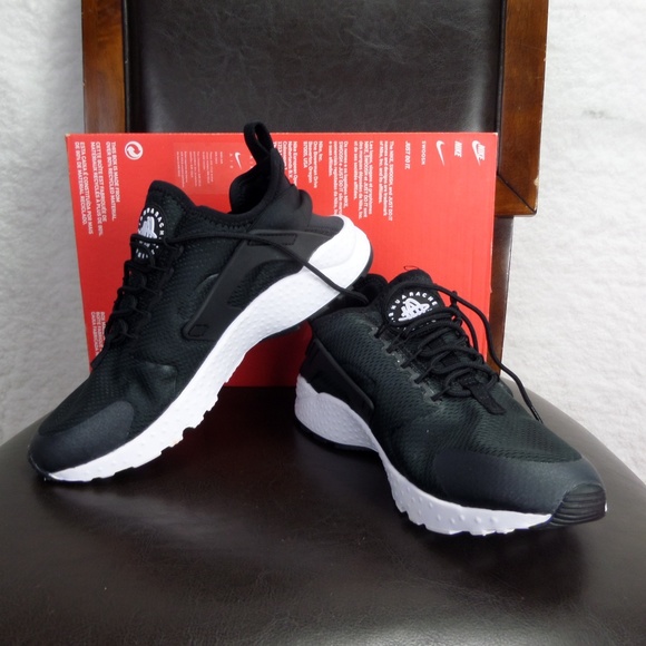 NIKE W AIR HUARACHE RUN ULTRA BLACK & WHITE 7.5 - Picture 5 of 8